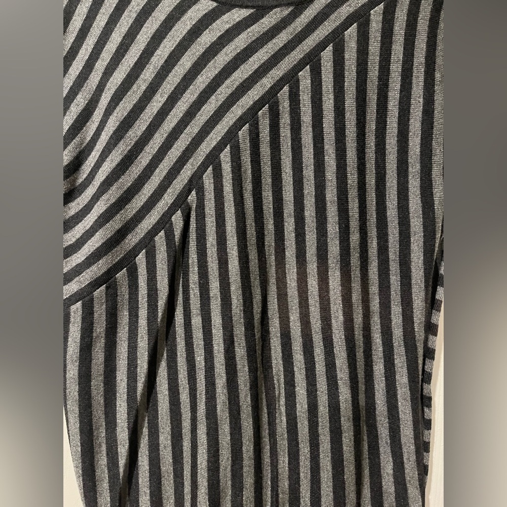 Banana Republic XS sweater vest in black and grey stripe - Picture 2 of 7